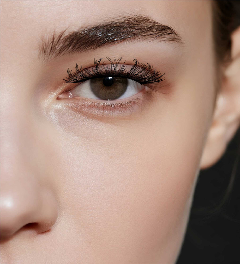 Reusable dramatic strip lashes for stage makeup