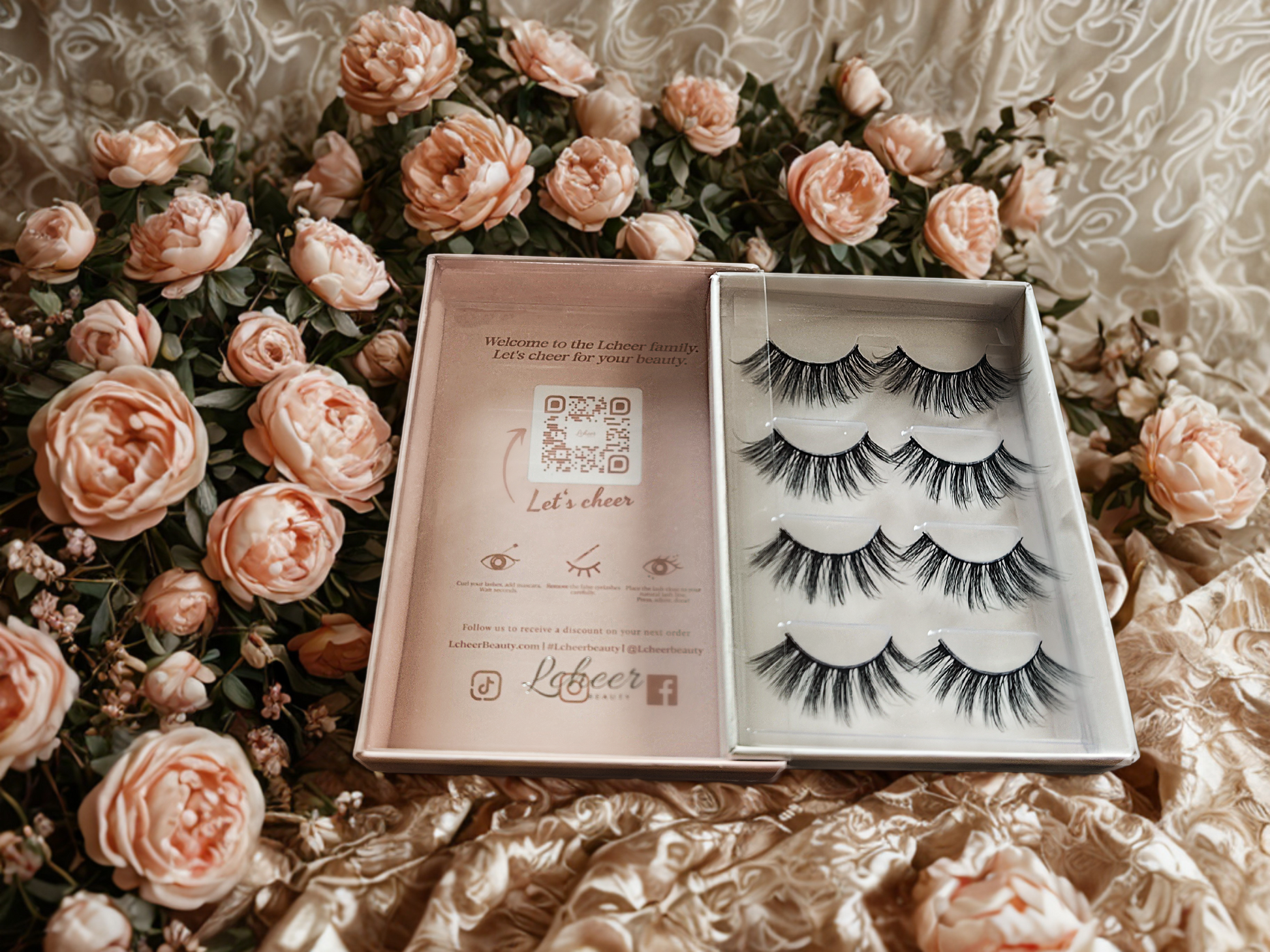 Volumizing mink-effect false strip eyelashes with dramatic density